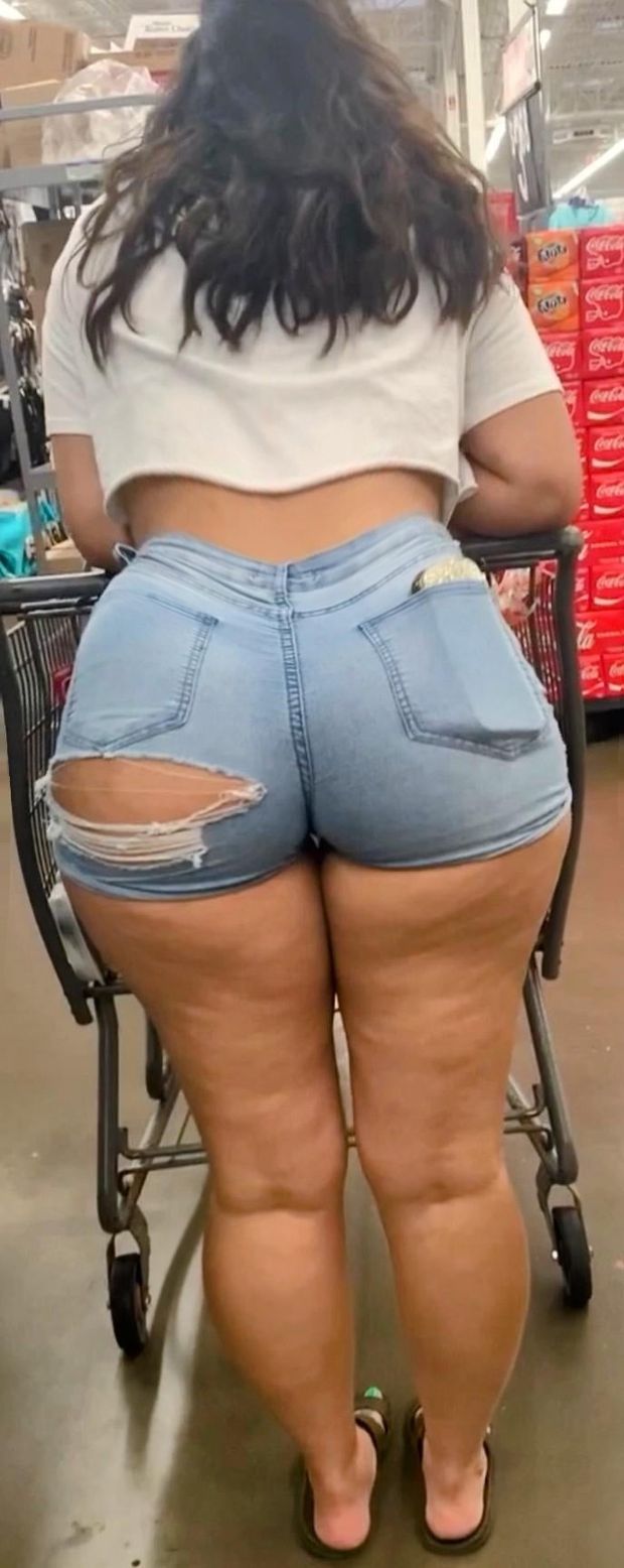 PLUMP CANDID ASS