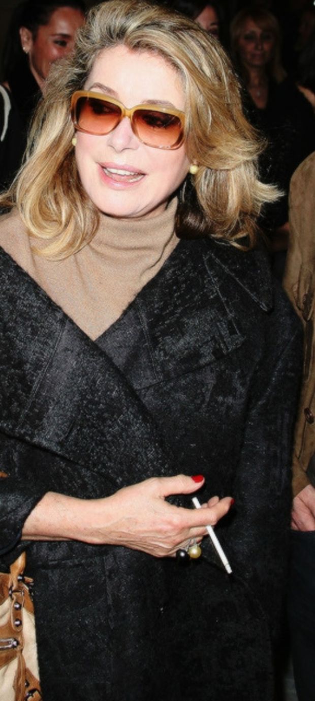 Catherine Deneuve smoking CAPRI 120s!❤