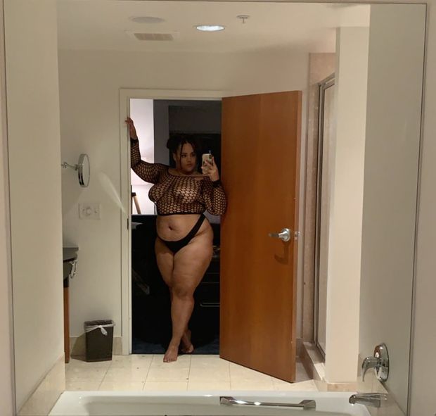 Curvy selfie