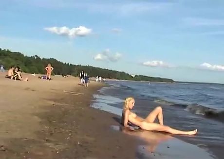 Nude girIs on publik beach-1