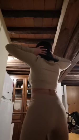 Nicole shaking his ass