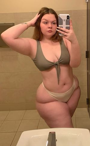 Wide hips selfie