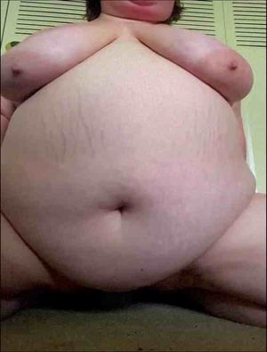 I would sooooo love to be lying under her belly with my cock deep inside her!