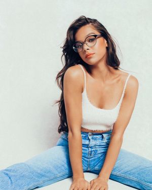 hailee steinfeld glasses