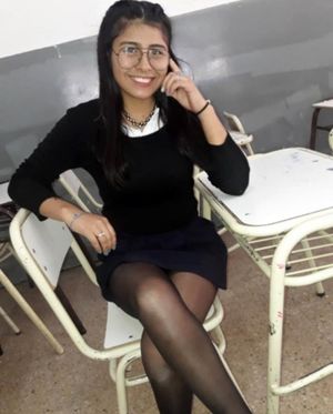 Sexy legs teen latina hermosa