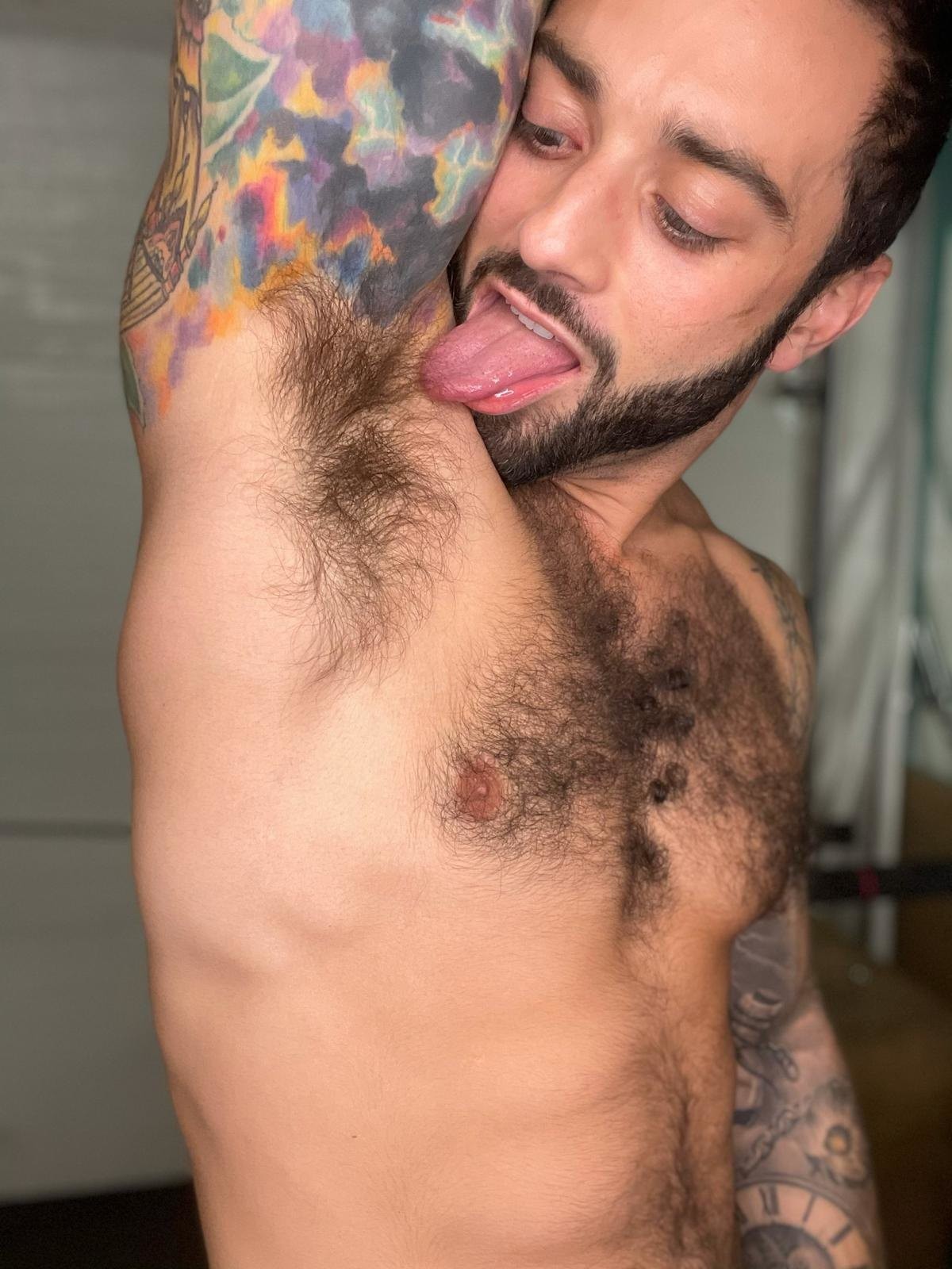 Armpit lick