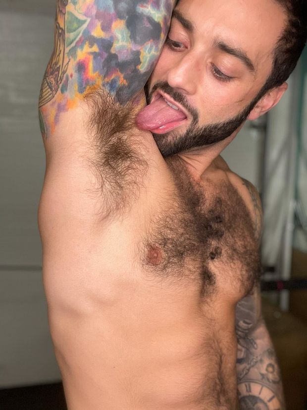 Armpit lick