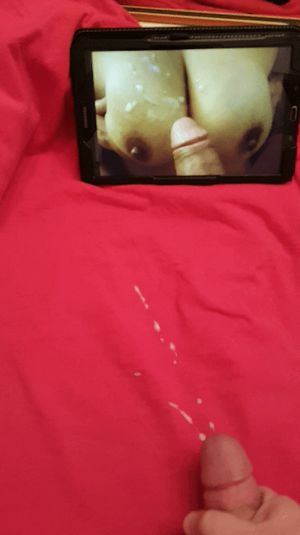 Huge cumshot on sexy tits