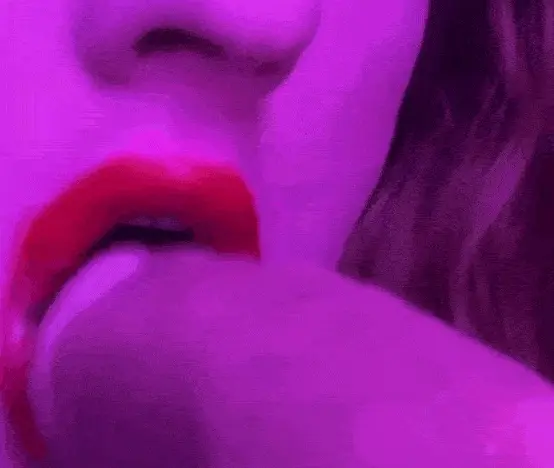 Jovencita Puta Lamiendo Consolador