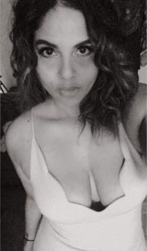 Ale deep cleavage black & white