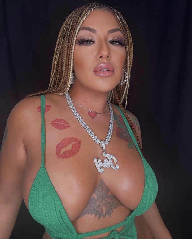 Good looking ebony queen with big boobs