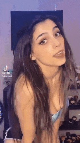 iaaras2 shakes her tits