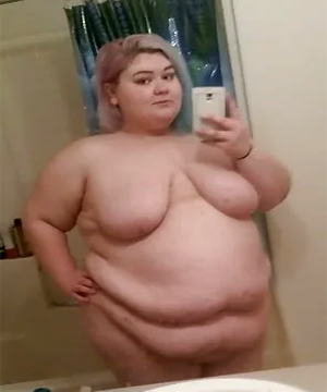 Big belly selfie before her shower!