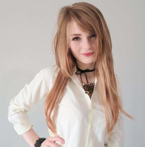 Teen redhead temptress