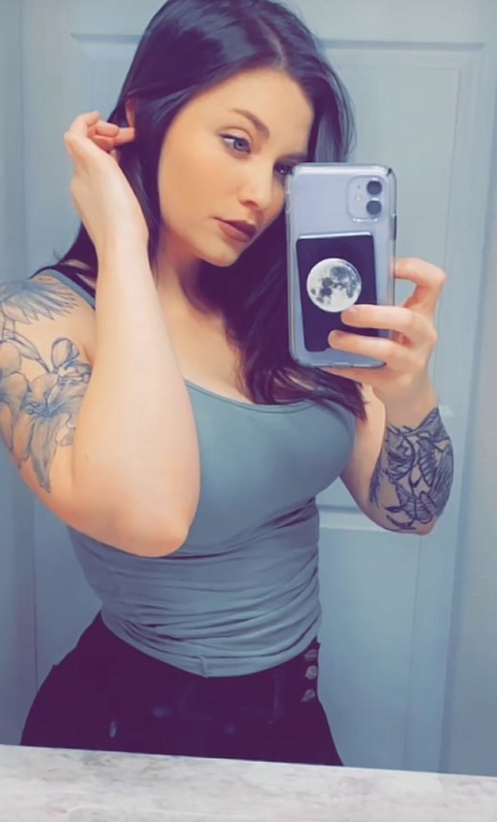 Karlee posting thirst traps for any BBC BWC ready