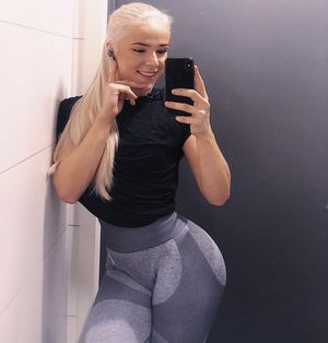 Blonde in yogapants, so hot