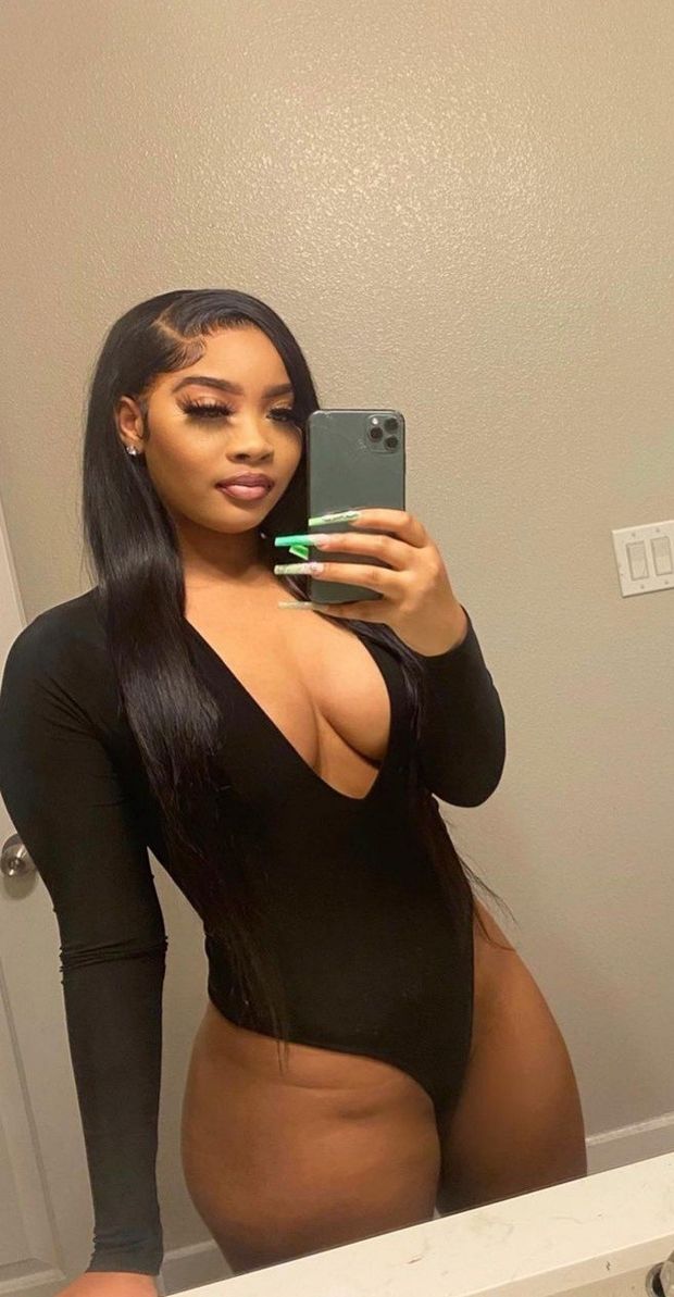 Thick hottie with a great selfie.