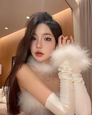 10/10 - Perfect face to skull-fuck silly.