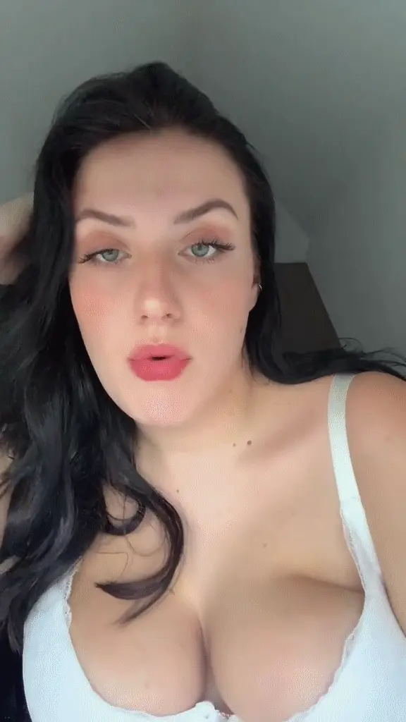 Hot Kiki
