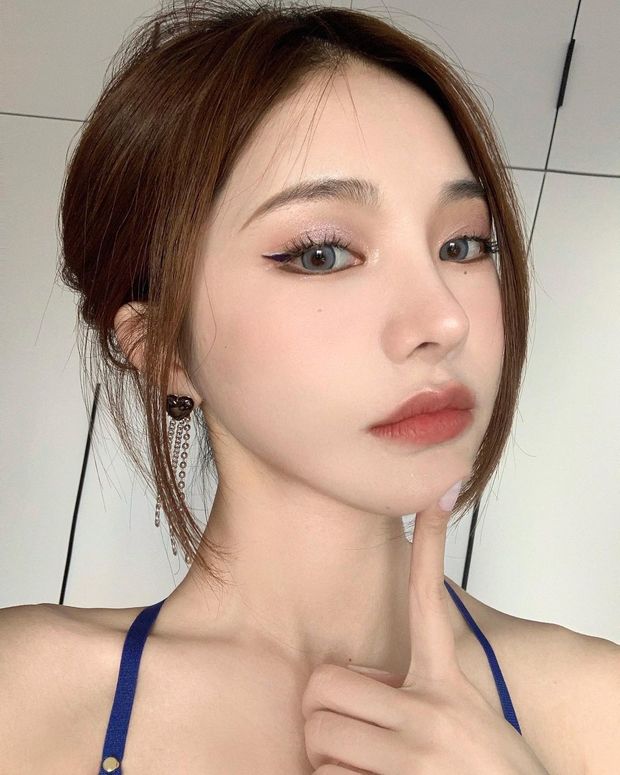 10/10 - Perfect face to skull-fuck silly.