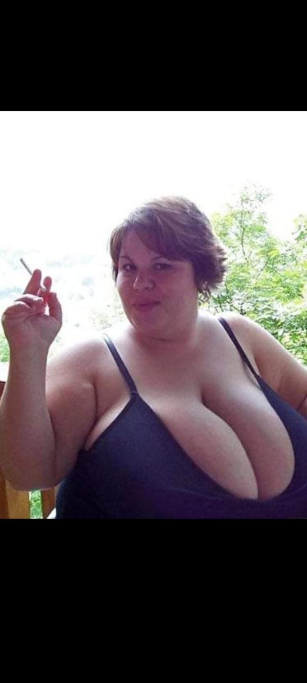Sexy big babe smoking Virginia Slims 120s ❤