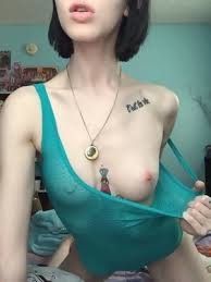 Hot as fuck collarbone and tit flashing