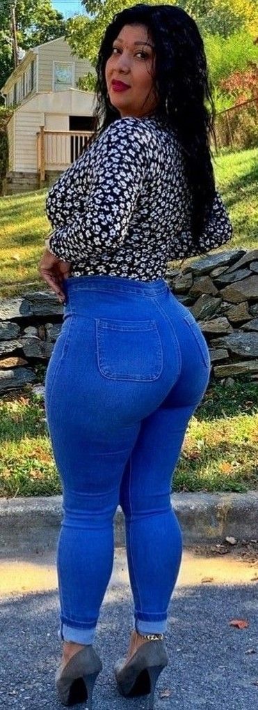 CURVY TIGHT JEANS