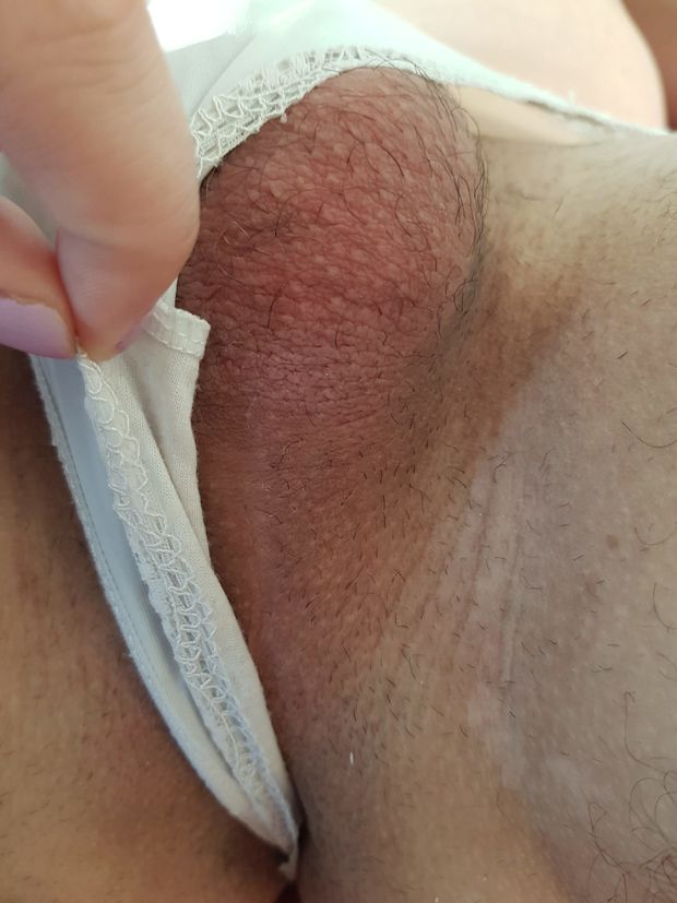 Queen peeking under and inspecting >///