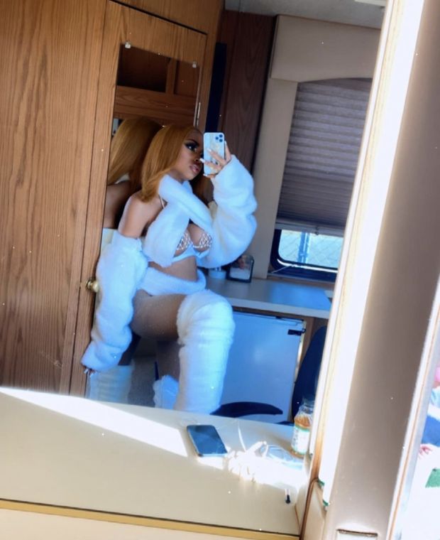 Anayalovenote selfie