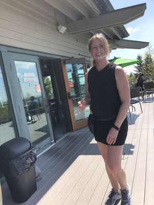 Milf waitress willing to work for that tip