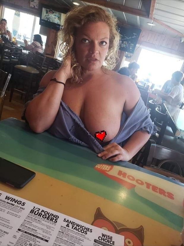 Milf flash in Hooters