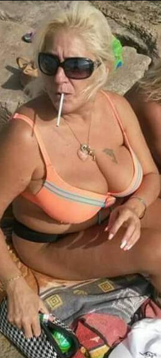 Sexy Capri mom at the beach ❤❤
