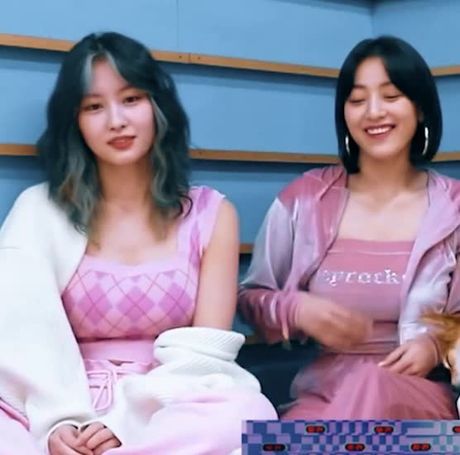 Momo and Jihyo of kpop group "TWICE"