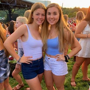 College cuties in crop tops & short-shorts