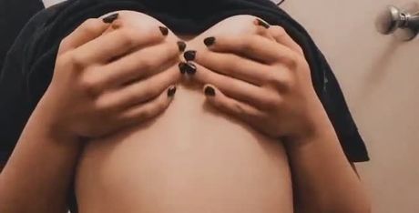 she loves playing with her tits