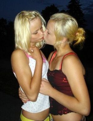 2 twin sisters kissing