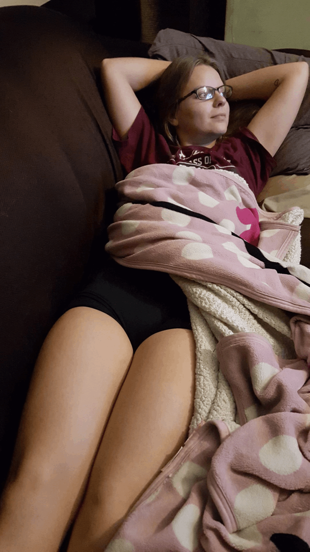 Alisa in short shorts watching tv