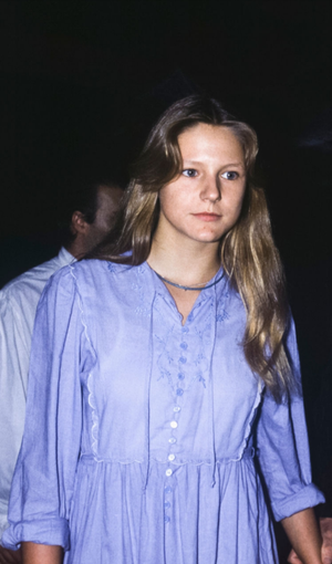 Le photographe David Hamilton avec une jeune femme lors d'une soirée au club L'Apocalypse le 15 octobre 1982 à Paris, France
