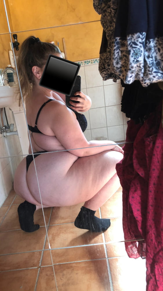 Booty selfie