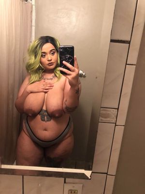 BBW selfie