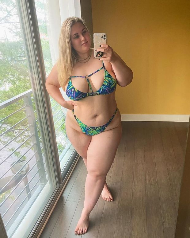 BBW bikini selfie