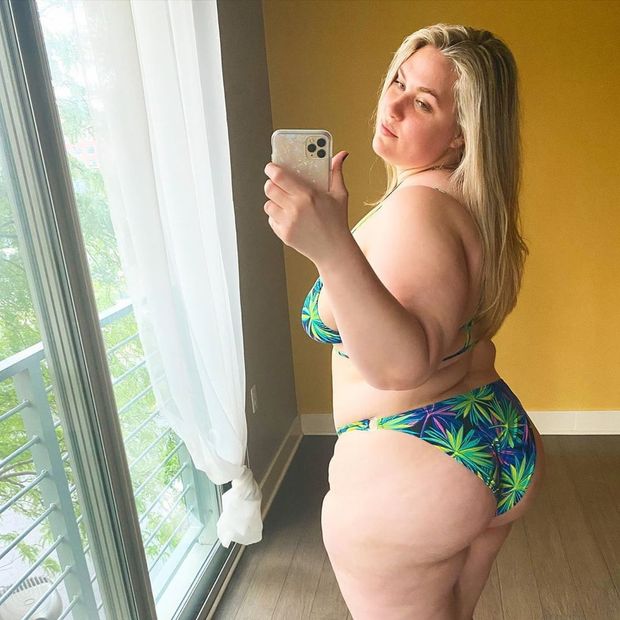 Big booty bikini selfie