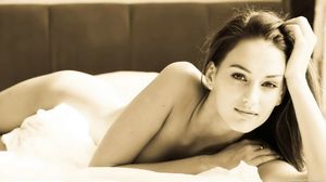 Zsuzsanna Ripli - bed