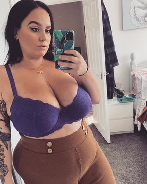 Big breast Mommy selfie