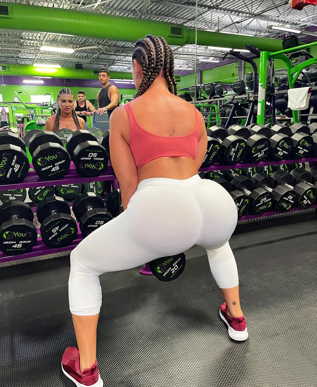 Hot latina wearing joga pants at gym shows her big ass n.2