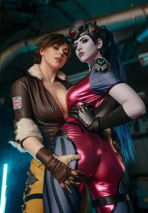 Tracer (AdamaeCosplay) & Widowmaker (Alina Becker) #1