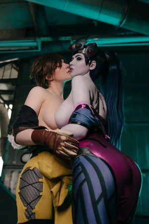 Tracer (AdamaeCosplay) & Widowmaker (Alina Becker) #2
