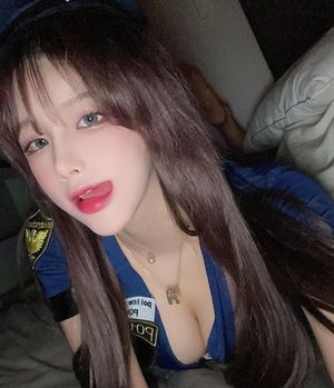 10/10 - Perfect face to skull-fuck silly.