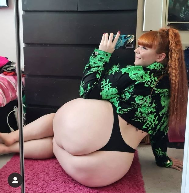 Booty selfie