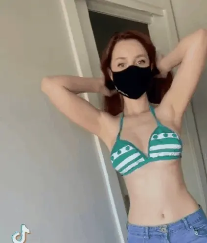 Nami cosplay arms up and boobs